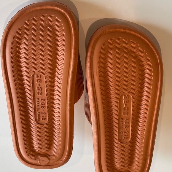 Womens Lightweight Non-Slip Slides - Picture 3 of 3